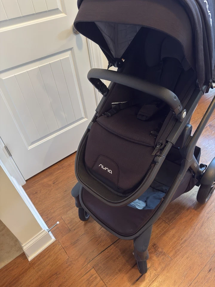 Nuna Demi Grow Stroller Caviar Black Used/Great Condition (Single/Can be double) - Image 3 of 4