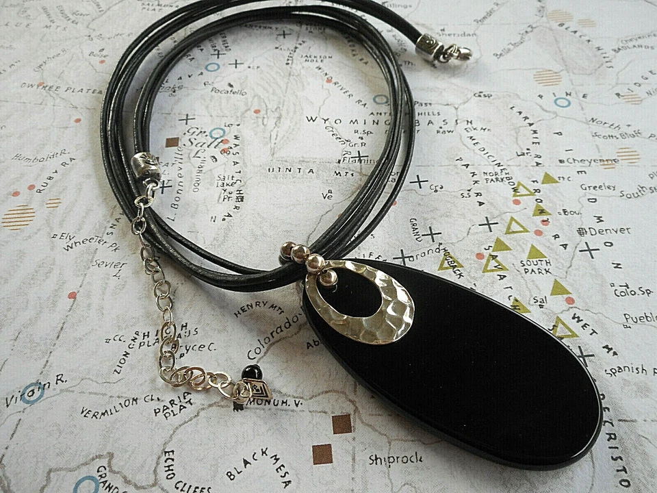 Collar con cordón de cuero colgante de ónix negro lazo martillado de ley Silpada 31NR2 Foto 2 de 4