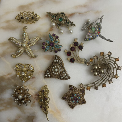 Costume Shop Costume Brooches Cheap CHANEL Pre-Owned 2024 Gold