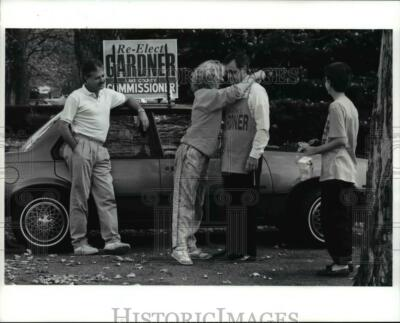 #ad #ad 1990 Press Photo Robert Gardner L and wife Barbara ties an apron on Troy Elam $24.99