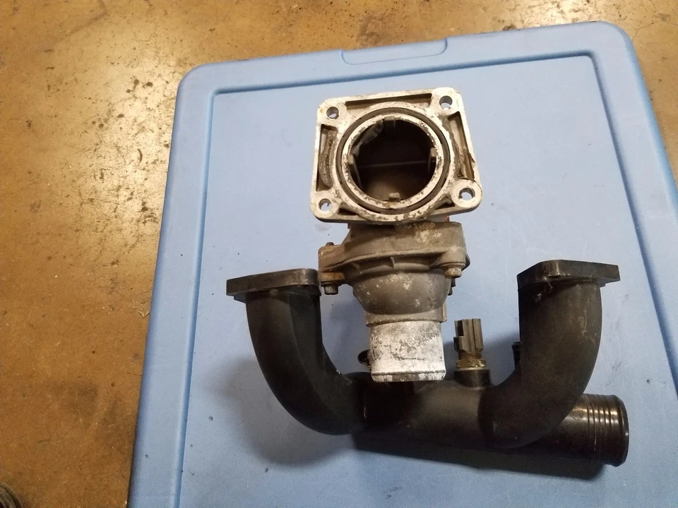 1998 1999 2000 2001 2002 2003 JAGUAR XJ8 XJR XK8 VANDEN PLAS THERMOSTAT HOUSING Foto 2 de 4