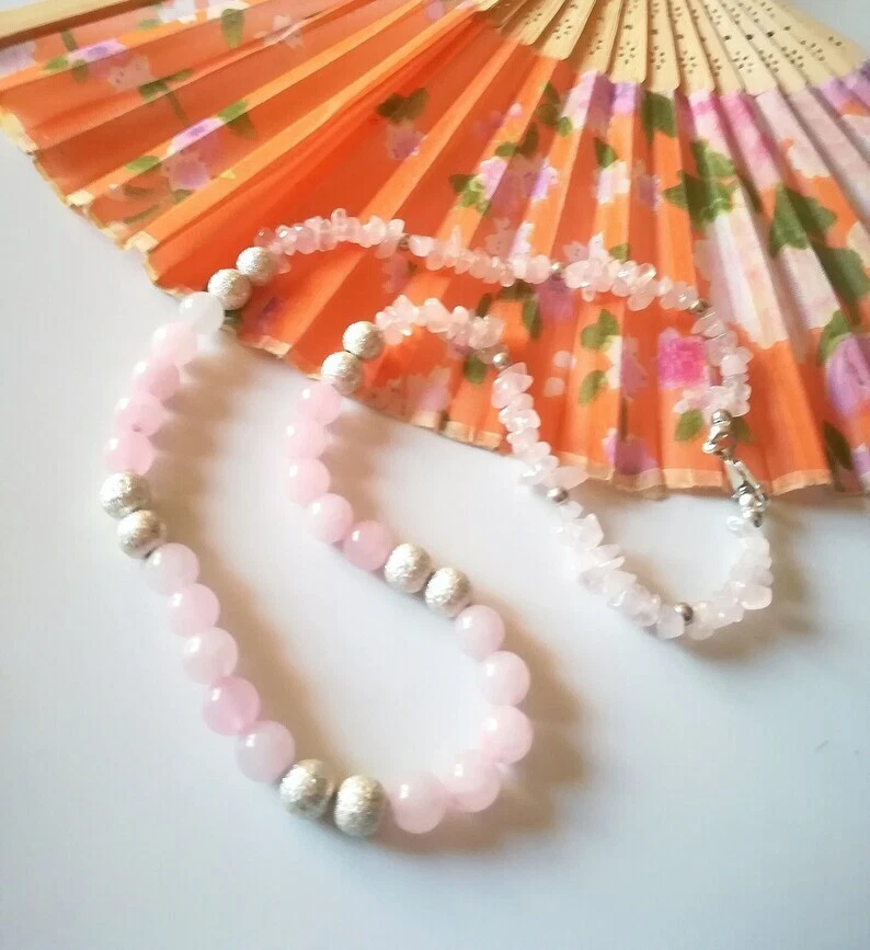 COLLANA DONNA IN QUARZO ROSA NATURALE CON SFERE IN ARGENTO DIAMANTATO HANDMADE - Immagine 3 di 4