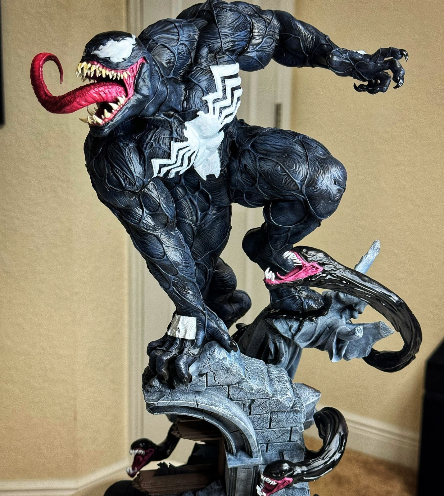 Venom Custom Painted Resin Statue 1/6 45cm – Biblioteca Nacional