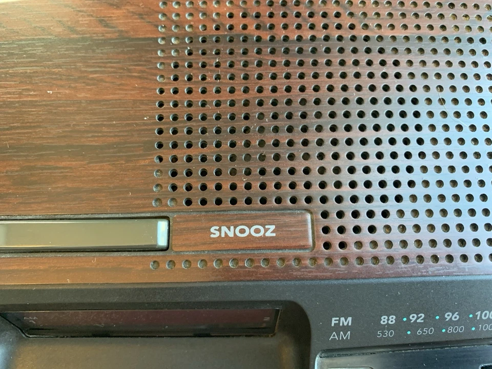 Vintage GE FM/AM Alarm Clock Radio Model 7-4621A Wood Grain Tested Works - Image 3 of 4