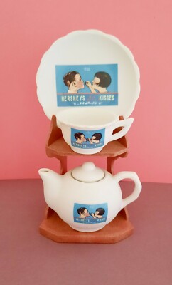 Vintage Porzellan Set Miniatur Mini Hersheys Küsse Teller Tasse Teekanne Ständer Teeservice 