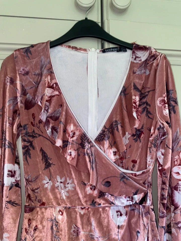 Mono Floral Estilo Terciopelo BOOHOO Talla 8 Rosa Volantes Detalle Envoltura Cuello en V Foto 2 de 4