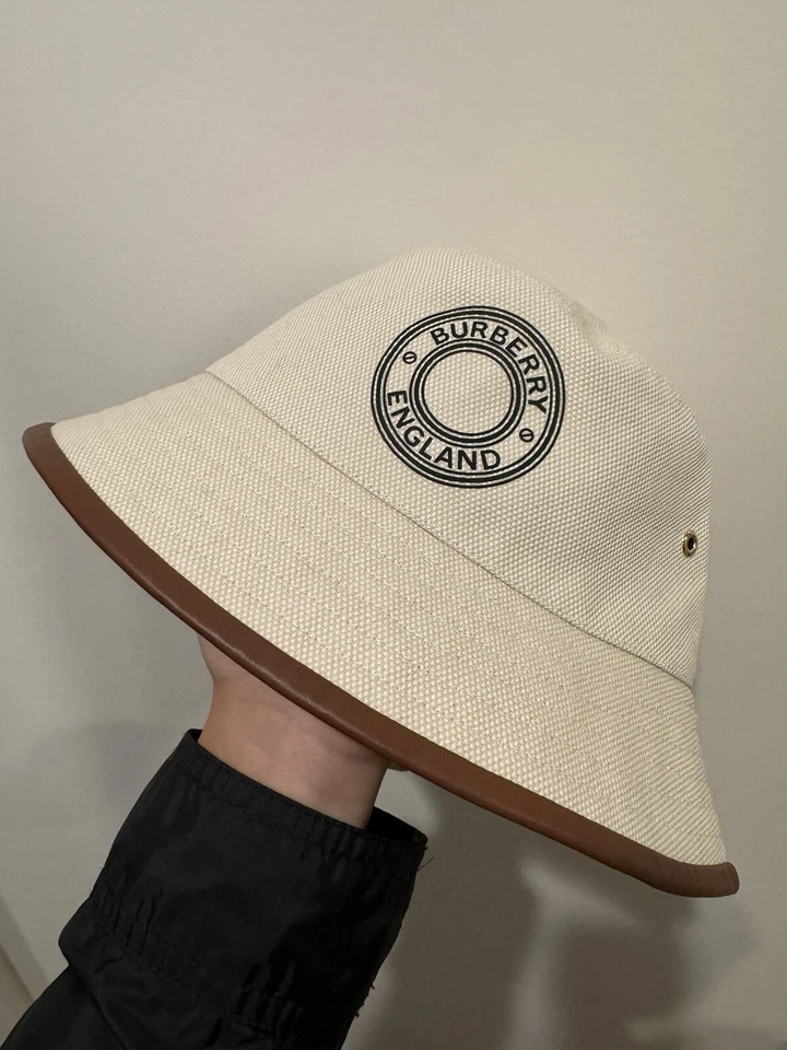 Sombrero cubo de lona con logotipo de Burberry Foto 2 de 4