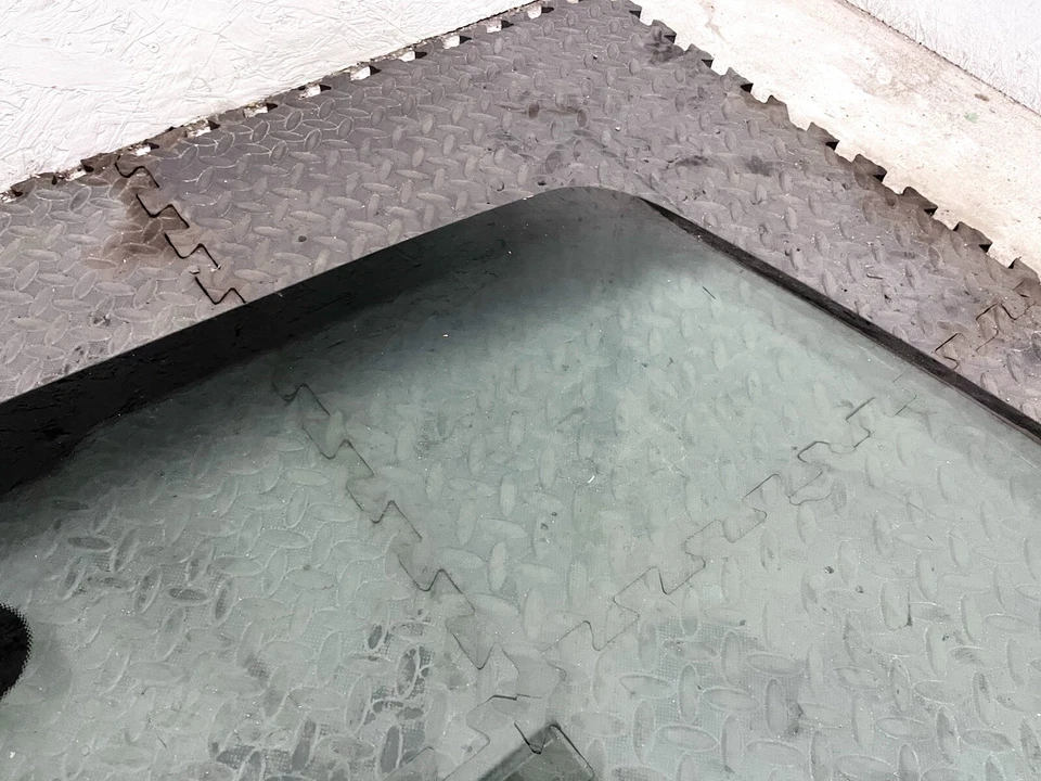 05-12 PORSCHE 911 CARRERA FRONT WINDSHIELD WINDOW GLASS PANEL OEM - Image 3 of 4