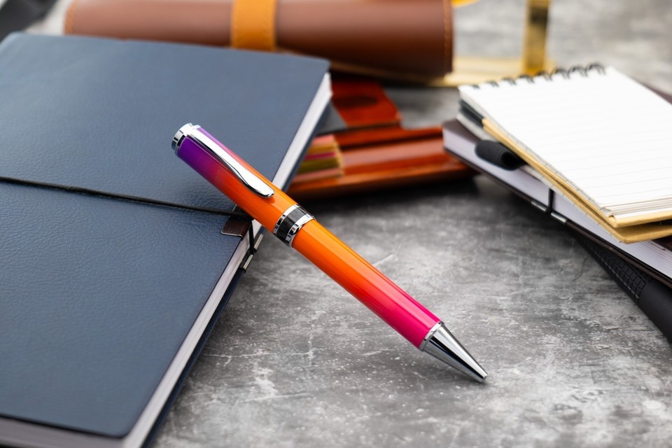 SMOOTHERPRO Stylo bille rétractable PEI | Ambre | Pointe noire fine de 0,5 mm | Compatible avec