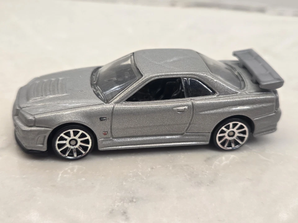 Paquete Hot Wheels 2010 nuevos modelos Nissan Skyline GT-R (R34) plateado R32 Foto 2 de 4