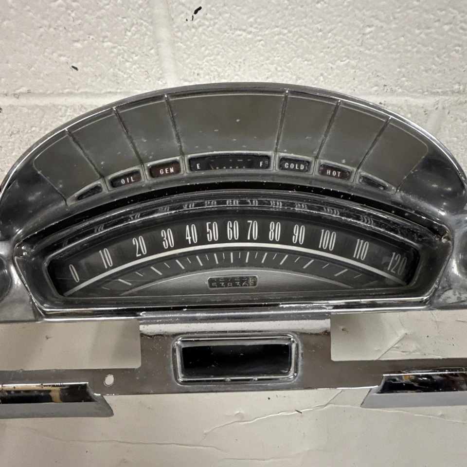 Velocímetro usado OEM GM cromado con bisel de racimo 1585551 1958 Oldsmobile (SR Foto 2 de 4