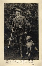 Foto Ak Jäger, Standportrait mit Gewehr und Pfeife, Jagdhund - 5008631