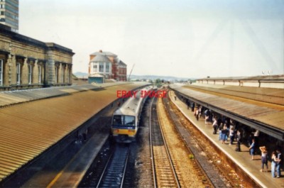 FOTOLESUNG (GW) BAHNHOF 2001 BLICK WESTWÄRTS ÜBER DIE (EINSAME) ABWÄRTS
