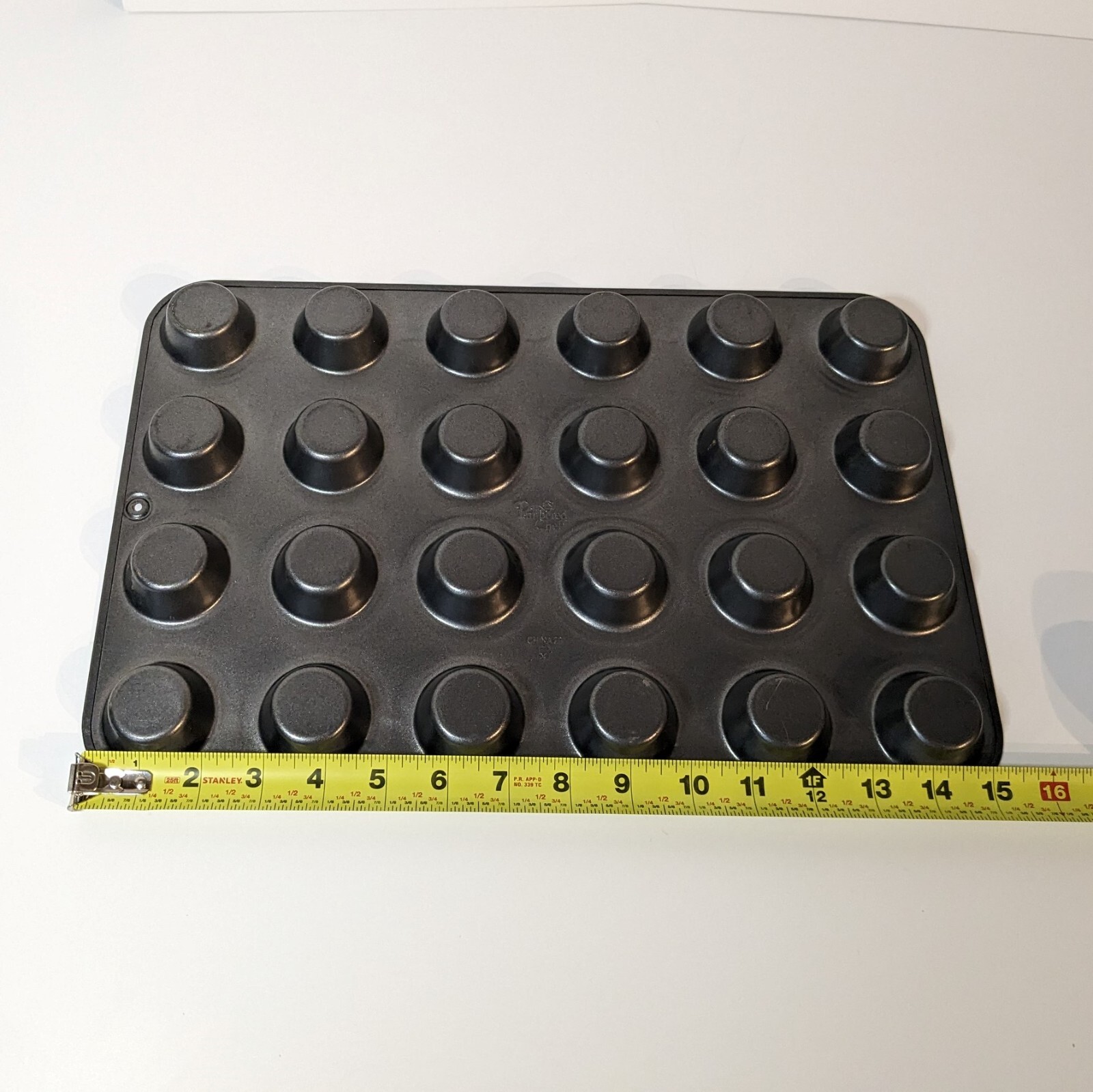 The Pampered Chef Deluxe Mini Muffin Pan, 24 Hole Mini Muffin Tart