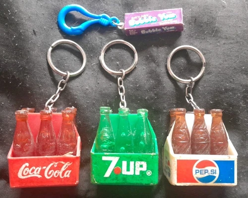 4 Vintage KEYCHAINS - Pepsi, 7-Up & Coke 6 PACK BOTTLES & Bubble Yum Gum Pack!