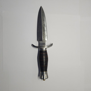 altes Jagdmesser mit Holzgriff und Lederscheide gebrauchsspuren