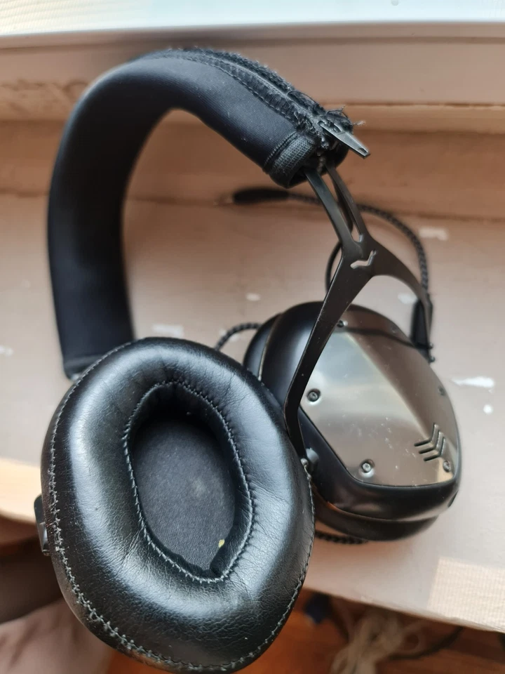 V-MODA Crossfade LP Over Ear Noise Isolating Metal Headphones - Gunmetal Black - Image 3 of 4