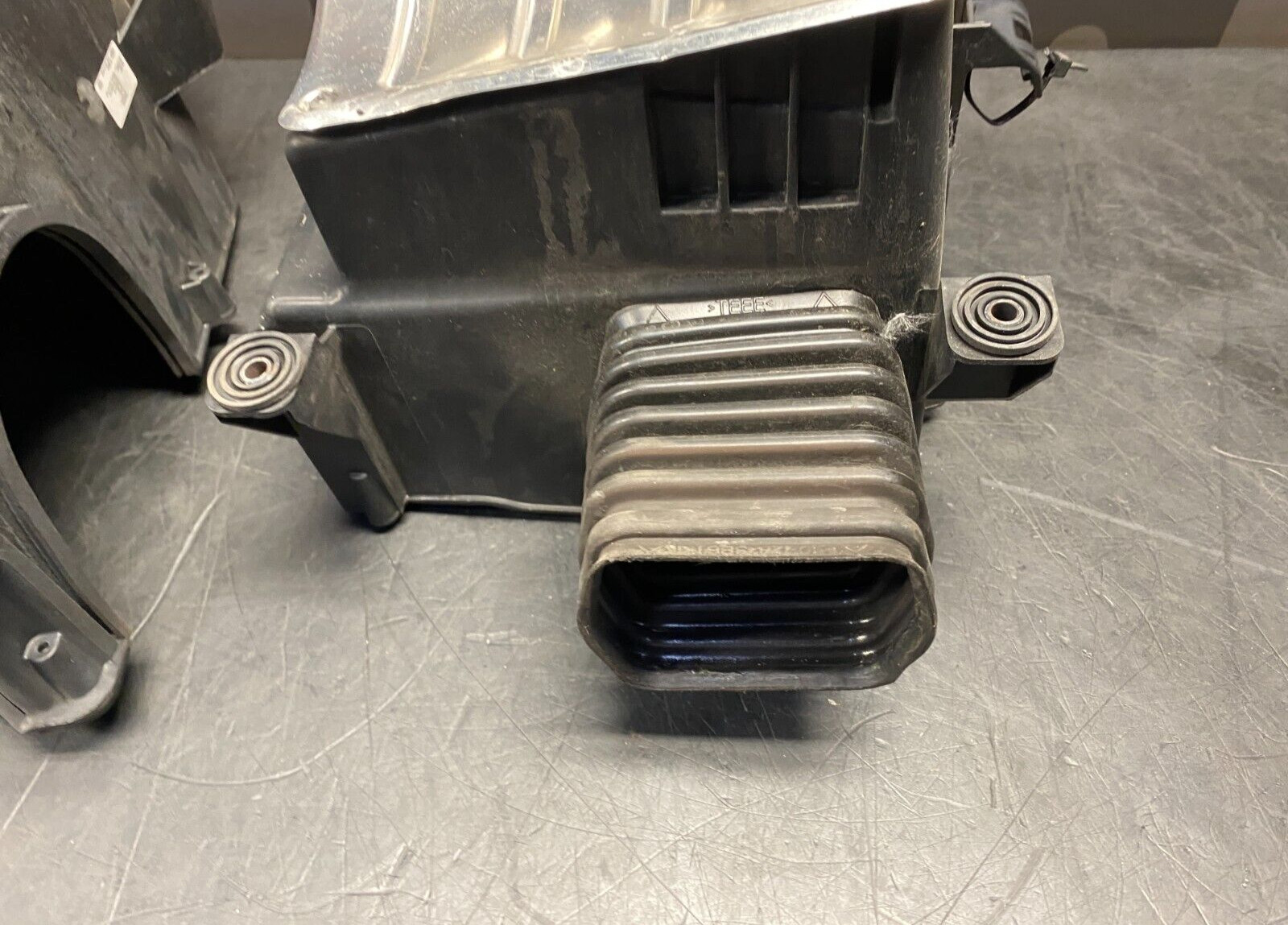 2014 AUDI R8  V10 OEM AIR BOXES FILTER HOUSING PAIR DRIVER PASSENGER USED