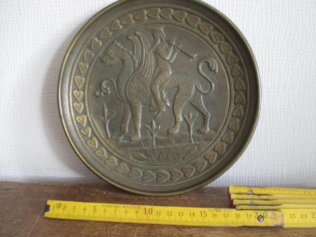 schöner Greifenreiter Greif Wandteller Bild Relief Bronze ?