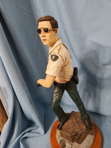 1999 Vanmark “Keeping the Peace” Police Sheriff Statue LARGE 20” LIMITED EDITION - Picture 5 of 24
