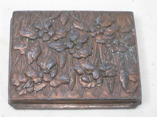 ancien couvercle métal pièce repoussé 3" x 2,5" fleur iris couverture détaillée uniquement - Photo 4/7