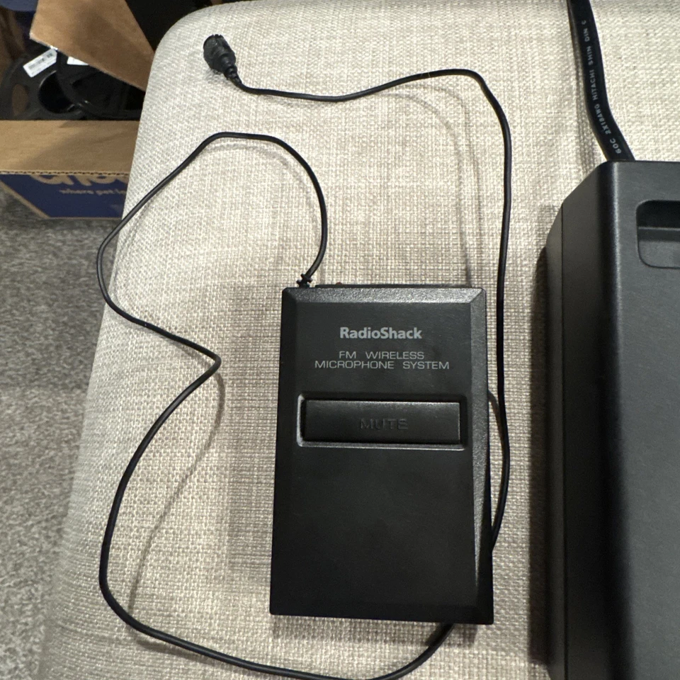 RADIO SHACK FM Wireless Microphone System 32-1221B **Please read description** - Image 2 of 4