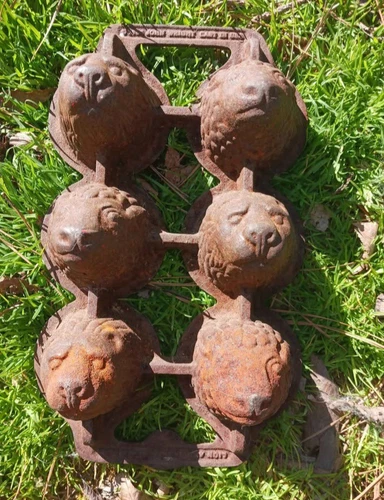 1984 Vintage CAST IRON JOHN WRIGHT LION LAMB POPOVER PAN 10.5"x6.5" MUFFIN MOLD