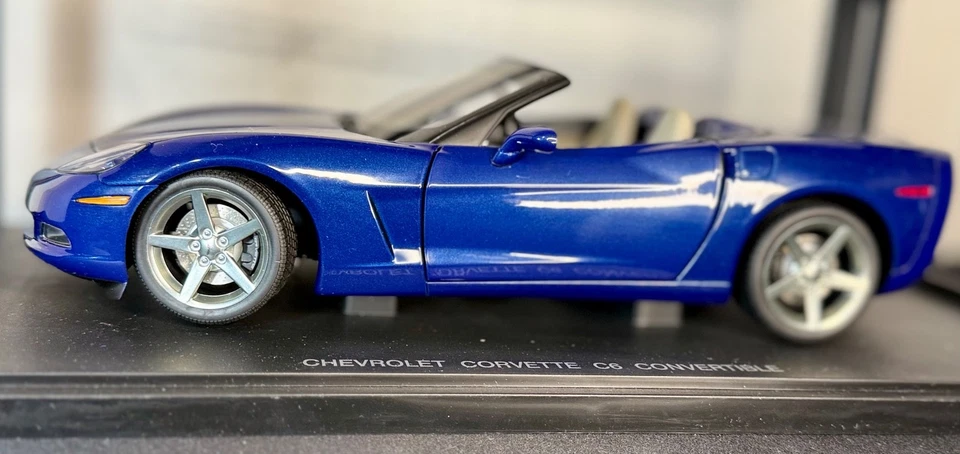 AUTOart: 2005 CHEVROLET C6 CORVETTE CONVERTIBLE 1:18 Scale Blue 71222 - Image 2 of 4