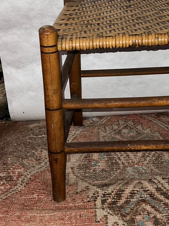 Antigua silla infantil Early American F. A. Sinclair con respaldo de escalera con asiento tejido Foto 3 de 4