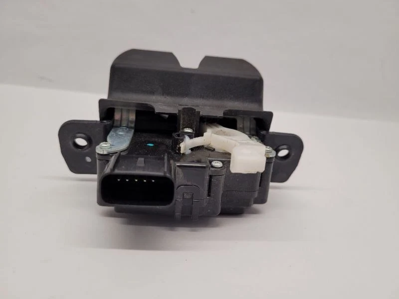 Actuador de puerta levadiza Hyundai Tucson 2017 17 81230D3100  Foto 2 de 4