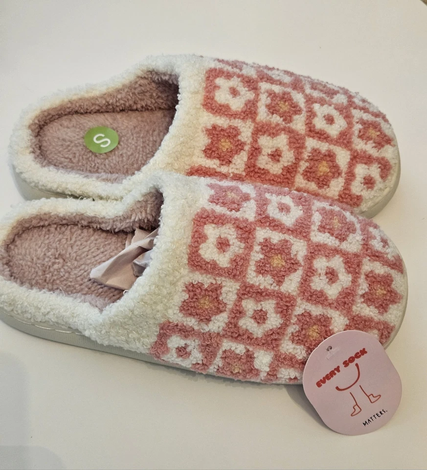 Zapatillas rosas suaves y acogedoras nuevas con etiquetas talla pequeña Flower Power patrón a cuadros Foto 2 de 3