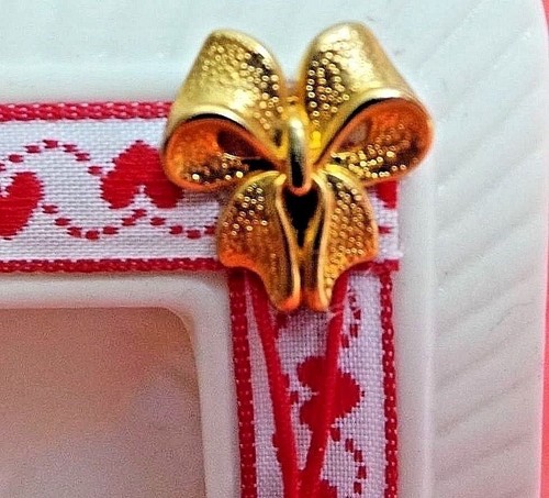 BEAUTIFUL Photo Frame With Gold Ribbon and Red Tassel - Picture 4 of 5