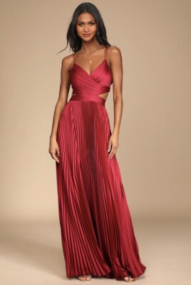 Lulus Got The Glam Whine Maxikleid rot Plissee Cutout Größe M / Brandneu