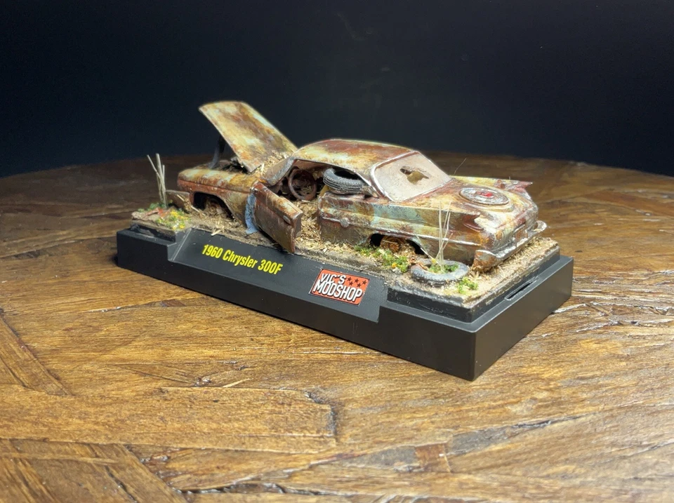 Chrysler 300F 1960 1/64 abandonado mini diorama diecast escritorio roble artístico Foto 3 de 4