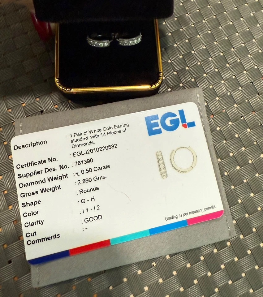 1 par de pendientes de diamantes huggie de oro blanco de 14k tachonados con 14 piezas de diamante Foto 2 de 4