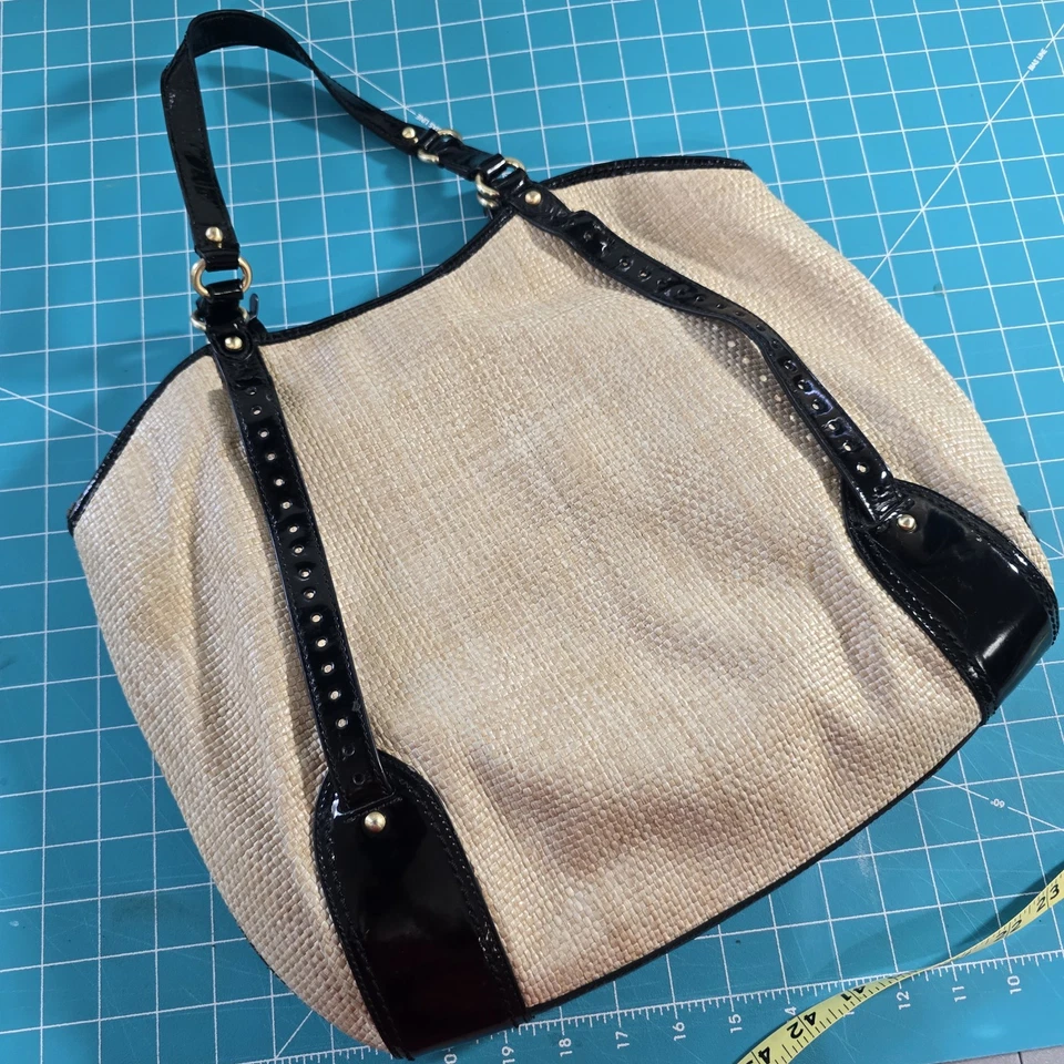 Cole Haan сплетенный соломы сумка с короткими ручками черный лакированная кожа отделка большой наплечная сумочка - Изображение 3 из 4