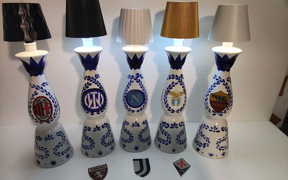 LAMPADE TUCH CON BOTTIGLIE  AZUL  CON STEMMA SQUADRE DI CALCIO  - Immagine 2 di 4