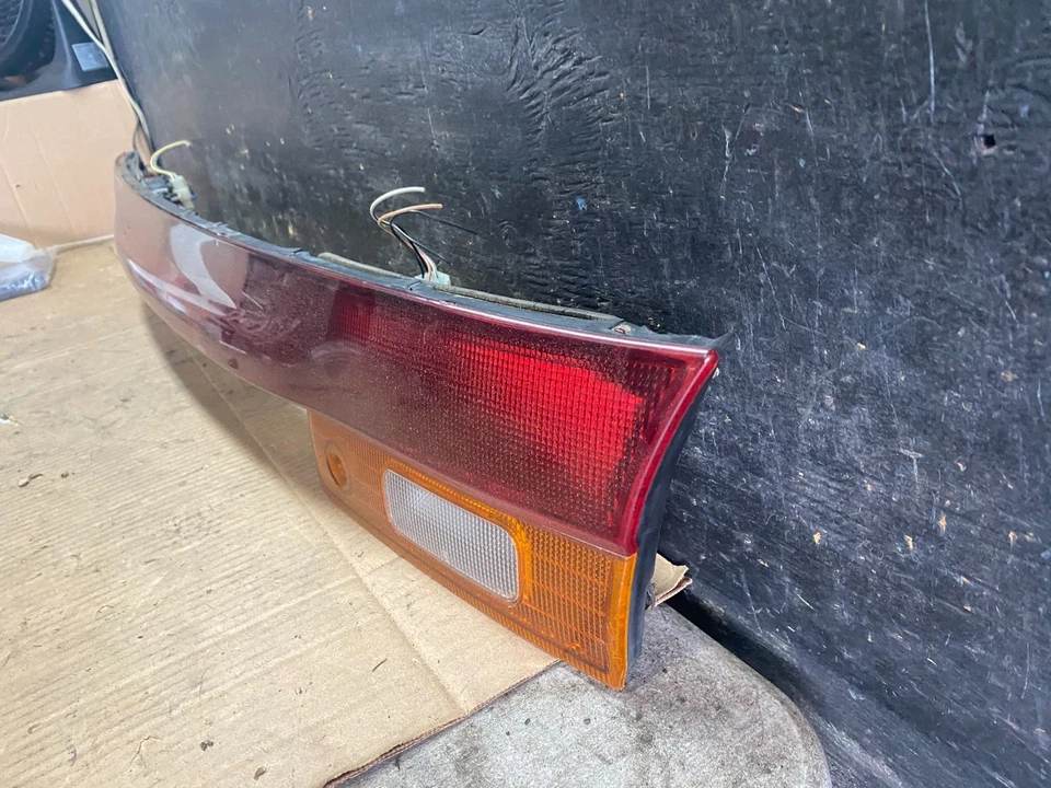 Panel de luz trasera central montado en el maletero Subaru Legacy Wagon 1995 a 1996 R7908 DG Foto 2 de 4