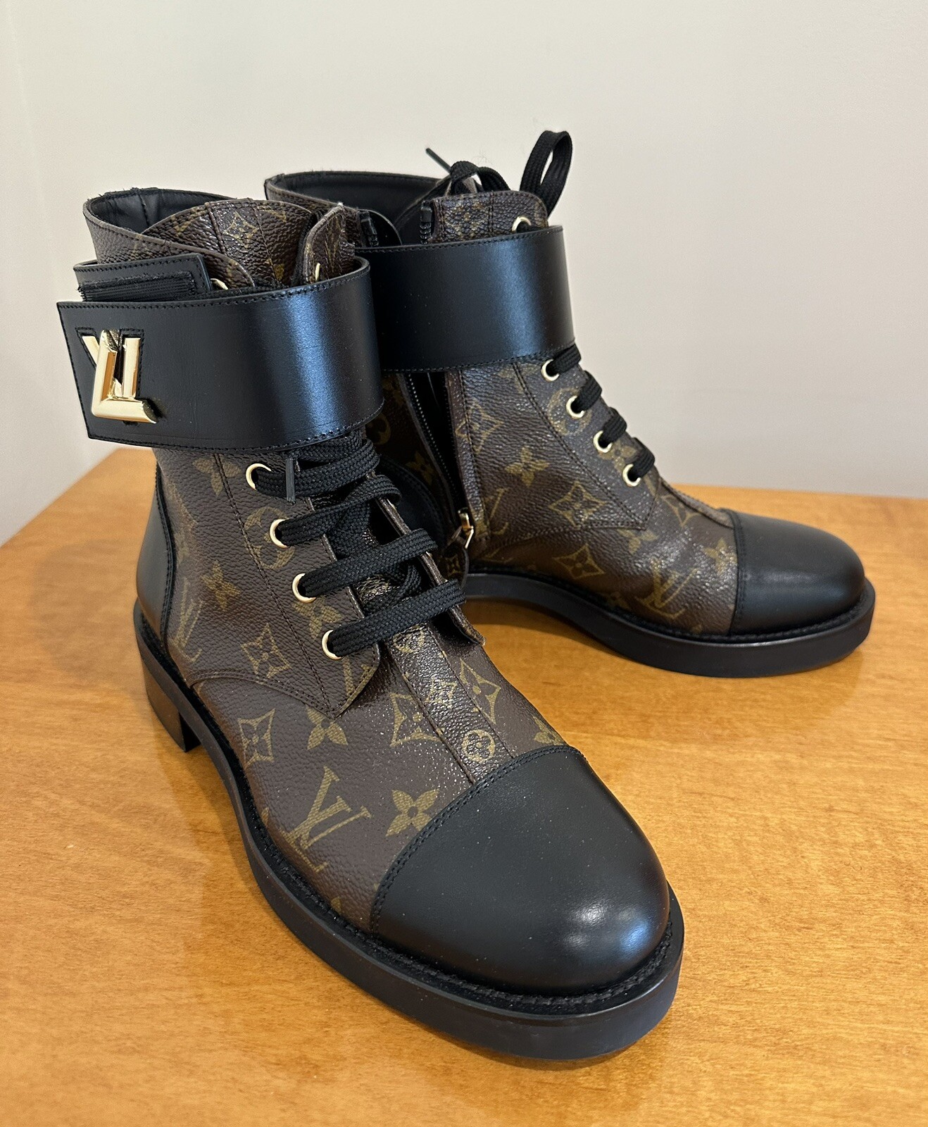 NIB Louis Vuitton Wonderland Ranger Boots IT 39, US 8.5 Side ZIP, Logo, Brown.