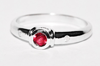 Sunset Saphir Ring massiv 9 kt Weißgold Band mit zwei Diamanten besetzt Größe N/7