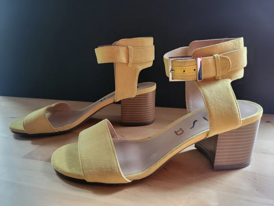 Sandálias femininas Unisa Unemale 3 camurça amarela biqueira aberta fivela salto bloco 6,5M - Imagem 2 de 4