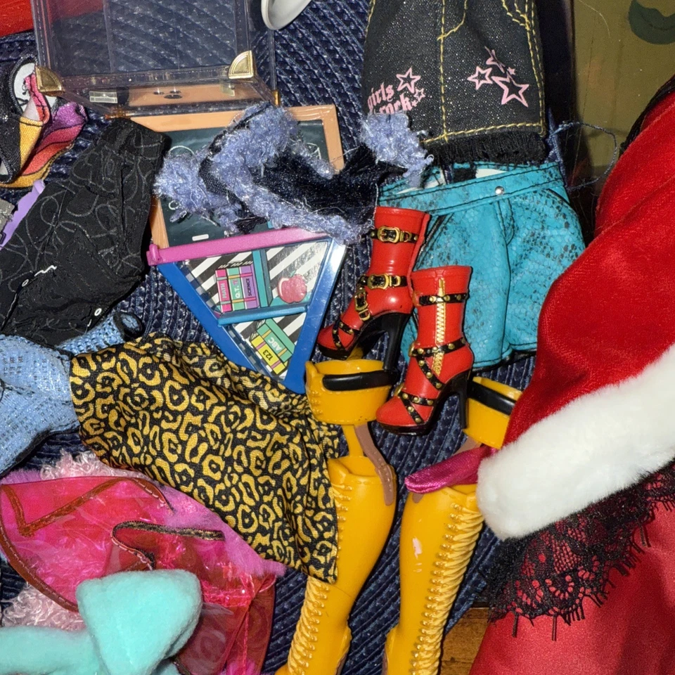 Lote Mixto de Ropa y Accesorios Barbie/Muñeca Foto 4 de 4