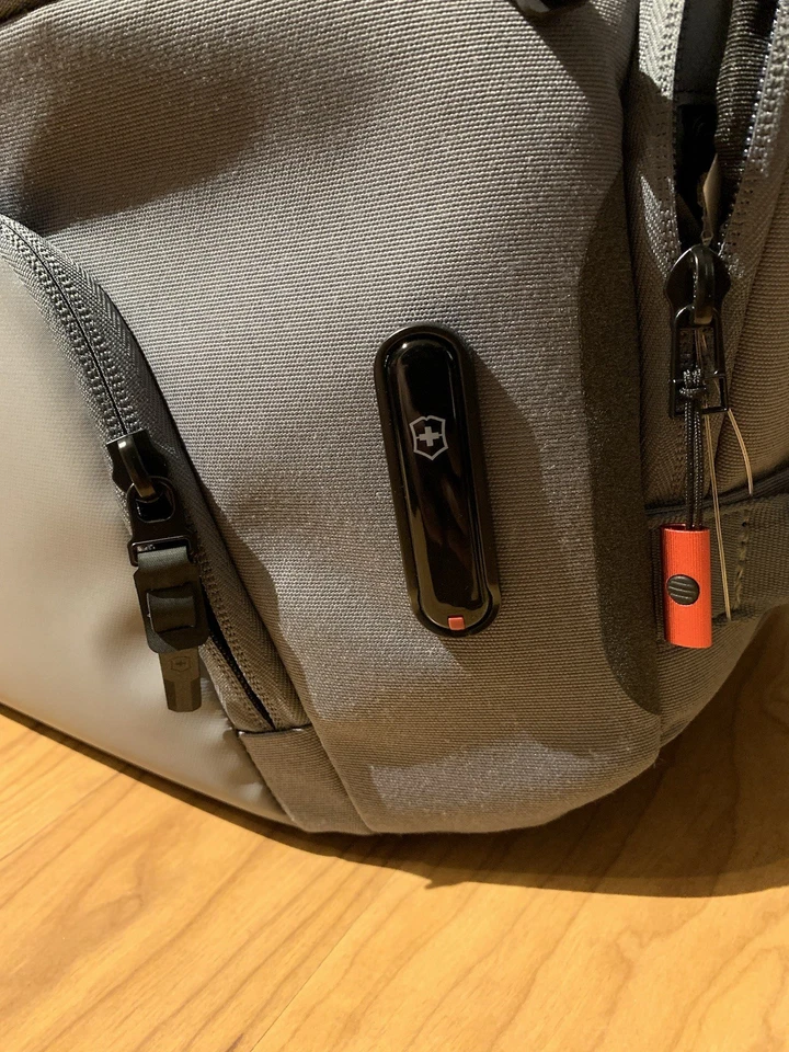 Bolsa de viaje deportiva Victorinox 33L gris logotipo reflectante, hombro-nueva con etiquetas Foto 2 de 4