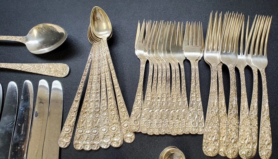 Juego de cubiertos florales S. Kirk & Son de plata esterlina repousse ornamentados de lujo de alta gama Foto 4 de 4