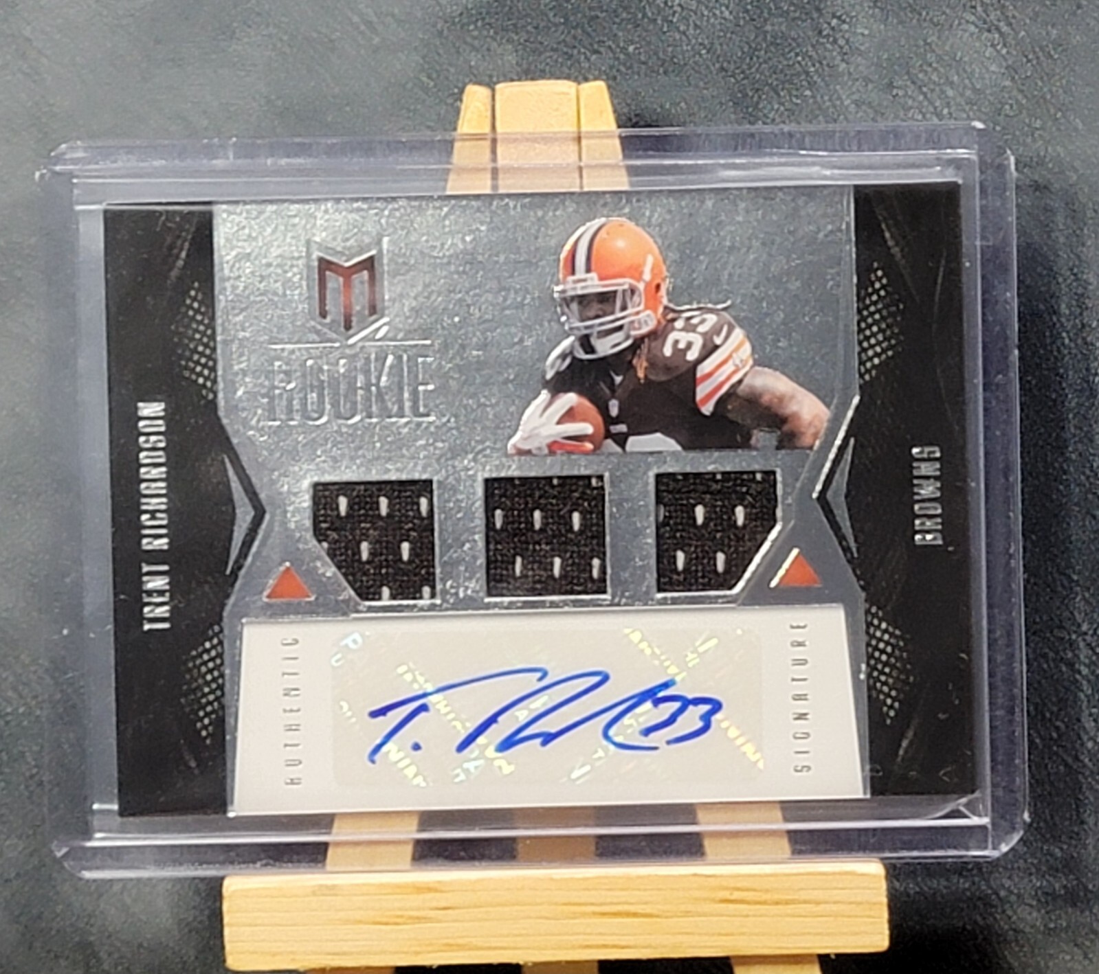 Trent Richardson Panini Momentum #103 Jersey Autograph