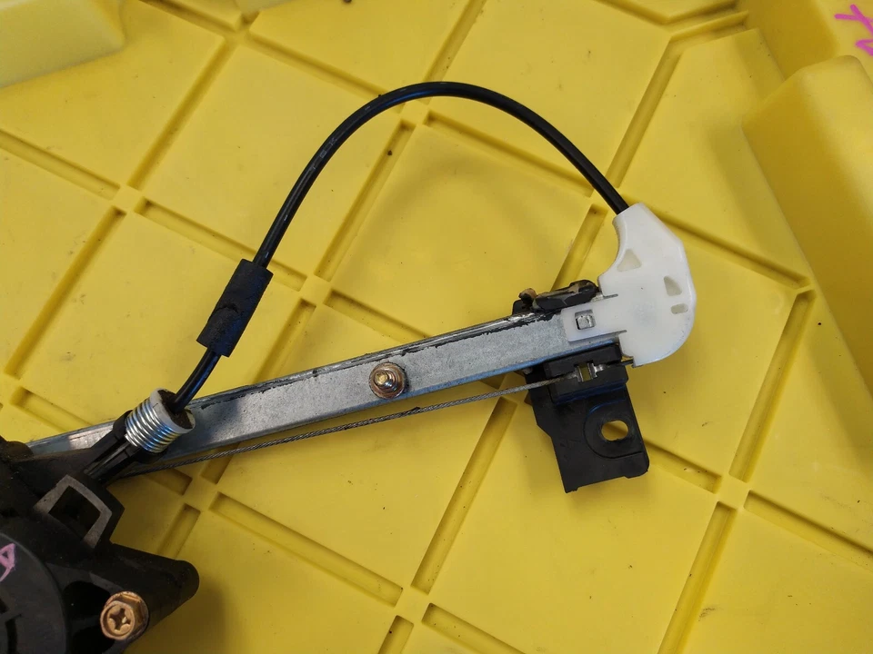 PASSENGER RIGHT REAR WINDOW REGULATOR  2006 MAZDA 3 Foto 4 de 4