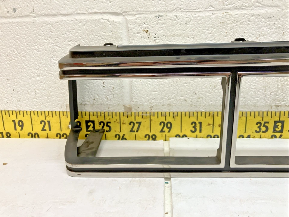 Nuevo bisel de luz trasera izquierda OEM GM 5977015 1979 Chevrolet Malibu (GM1) Foto 3 de 4