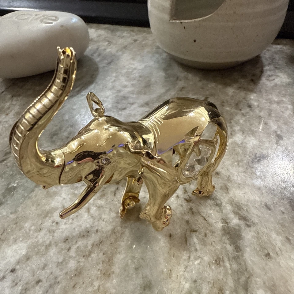 Adorno de elefante con tachuelas de cristal chapado en oro 24K Matashi Foto 3 de 3