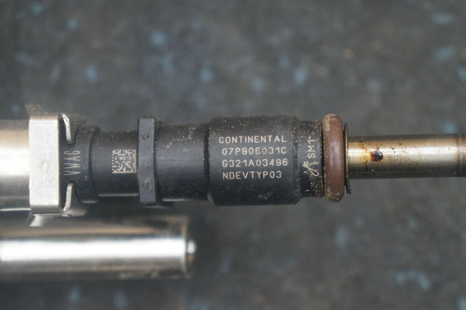 Right Fuel Injection Rail Pipe 6 Injector 07P133315C 07P906031B Bentley Bentayga