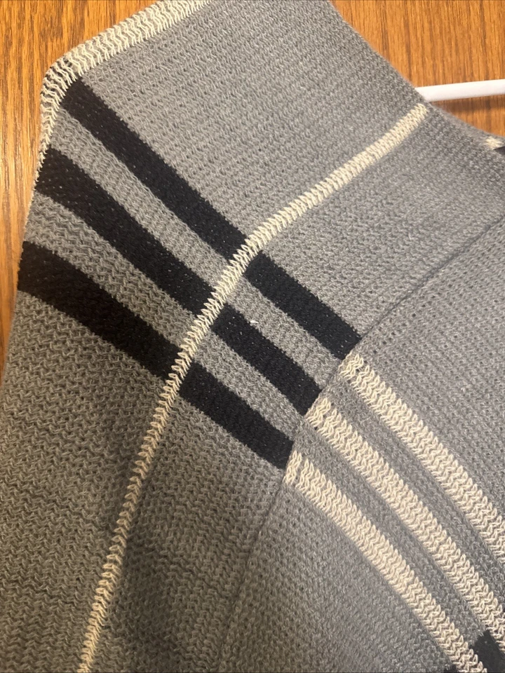Poncho acrílico gris talla grande White Mark Ruana con flecos, talla única Foto 3 de 4